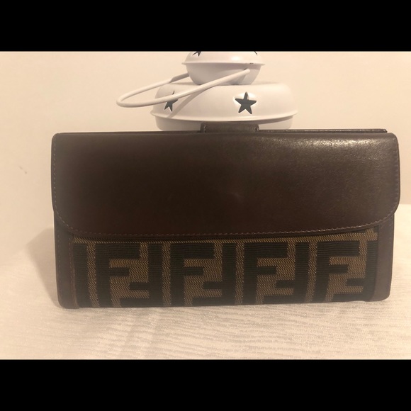 ❌SOLD❌ ✅✅Hot Sale 150$ off PM 🔥🔥 Fendi wallet - Picture 2 of 9